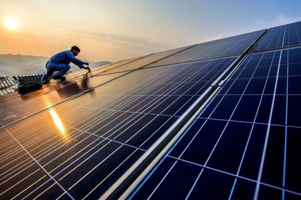 Crean la primera firma del país que recicla por completo los paneles solares