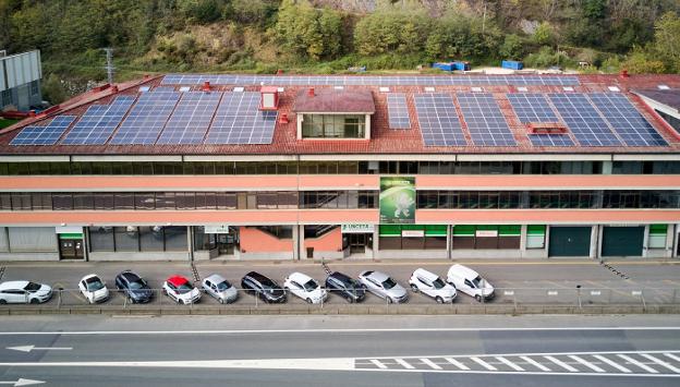 El Grupo Unceta instala 240 paneles solares en su planta de Arriaga